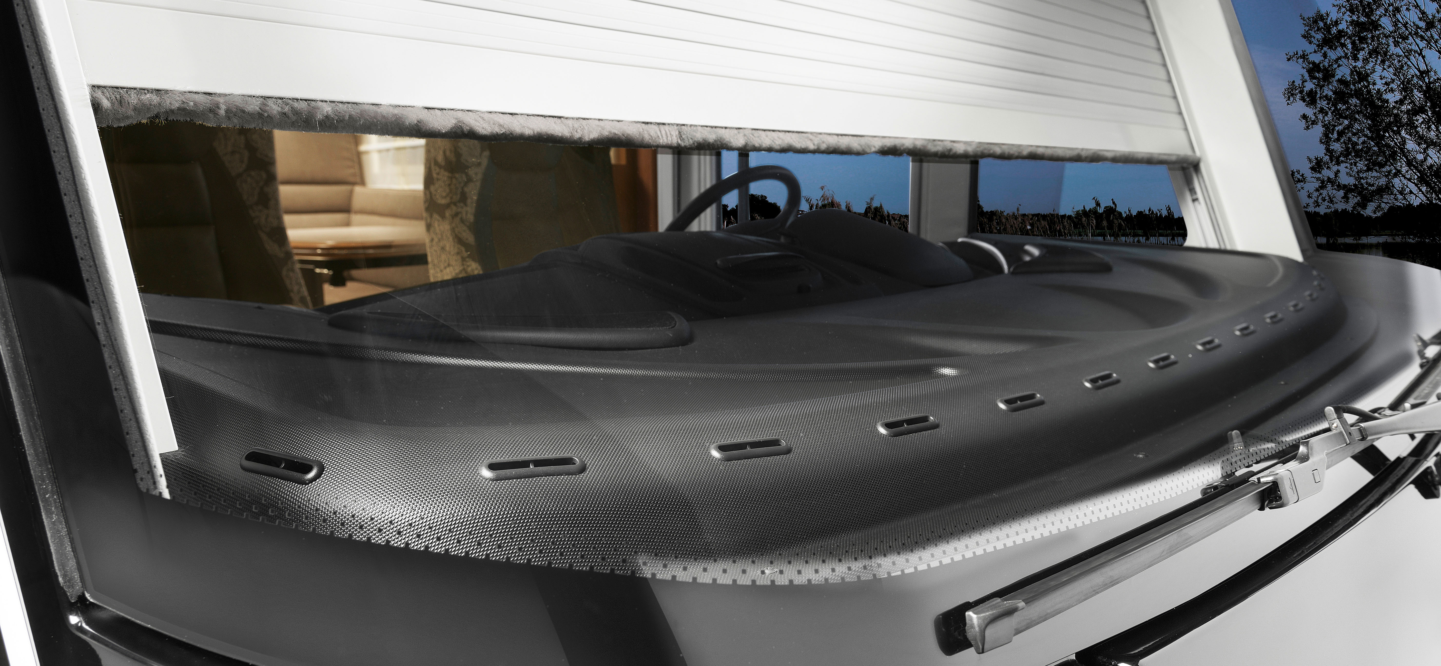 XLI_7850DBM_Front_roller_shutter_ventilation.jpg